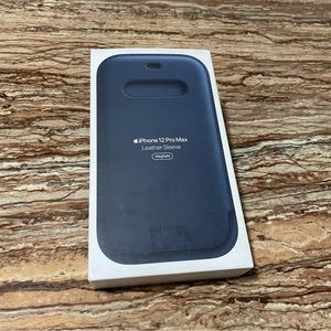 APPLE iPhone 12 Pro Max Leather Sleeve Magsafe in color Baltic Blue